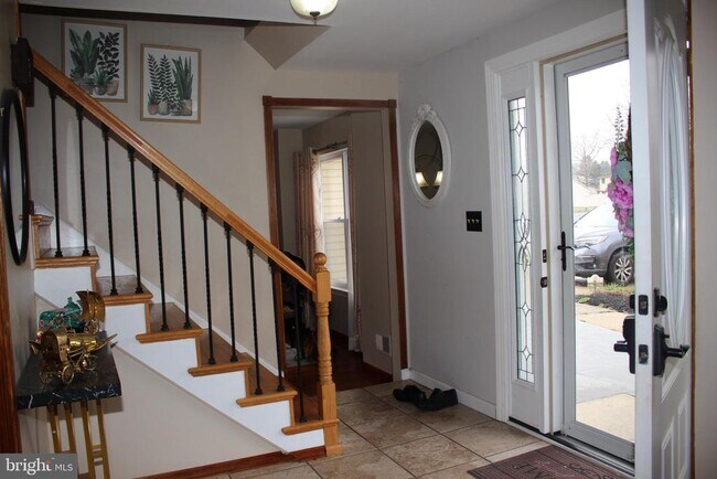 Building Photo - 219 Meadow Dr