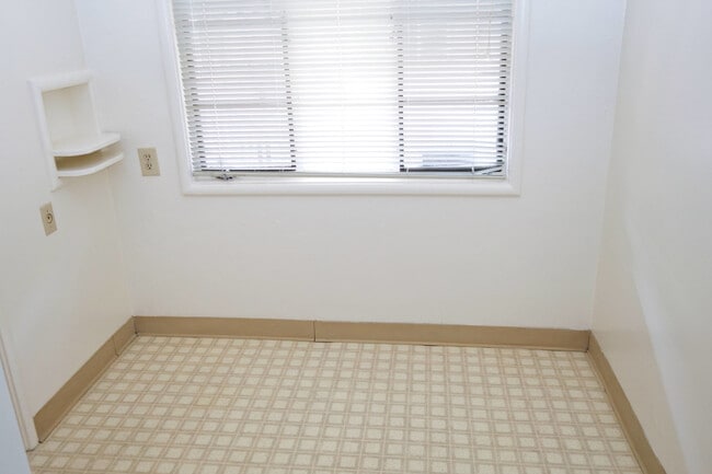 Building Photo - Kenwood Apartments 2426