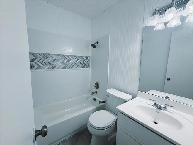 Building Photo - 9906 Hundred Oaks Cir