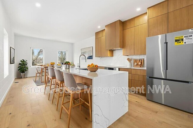 Building Photo - 838 SE 8th St