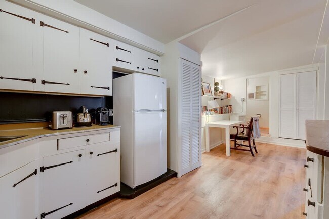 Building Photo - 2424 Gough St