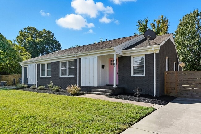 Building Photo - Beautifully Renovated 3-Bedroom with Fenced in Yard