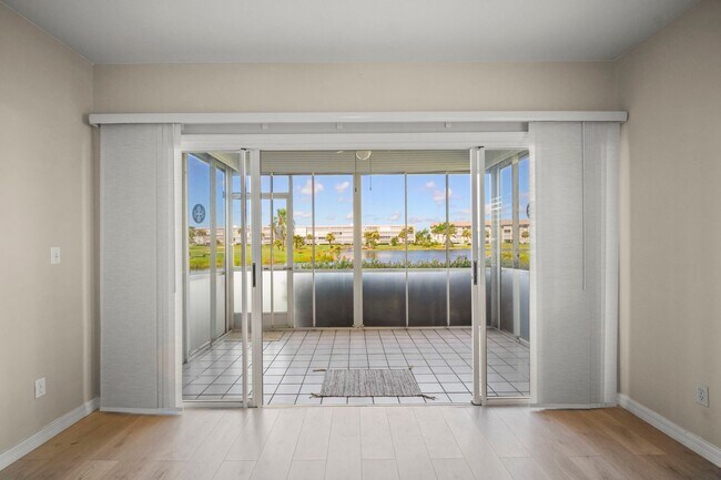 Building Photo - Stunning 2 beds 2 baths condo with lake vi...