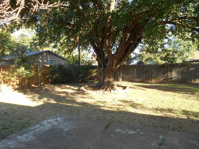 Building Photo - Cute 3/2/2 in LISD School District!