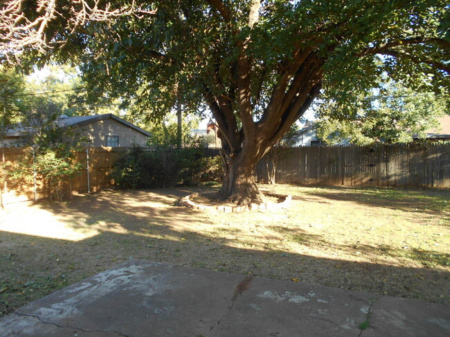 Building Photo - Incredibly preserved older home in a matur...