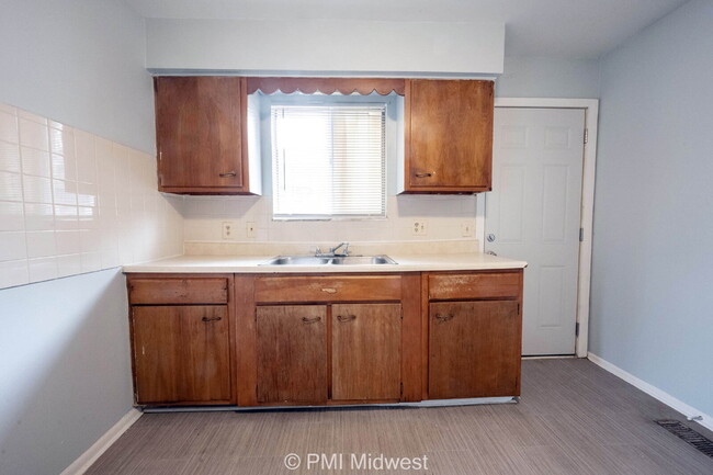 Building Photo - "Charming 2-Bed Duplex Gem on North Leland...