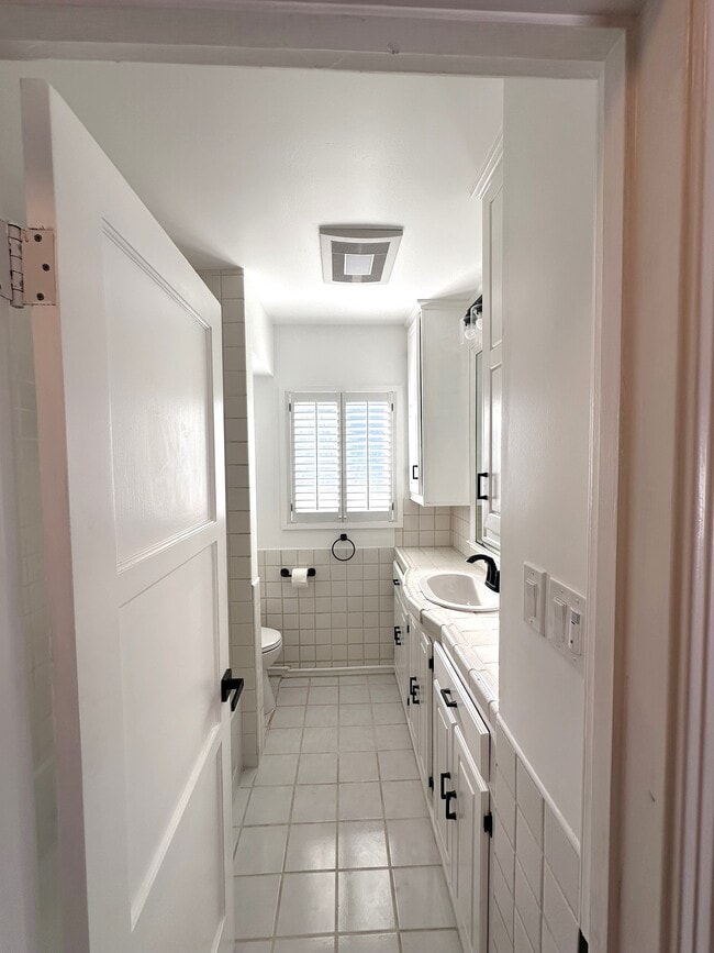 Building Photo - 5639 E Spring St