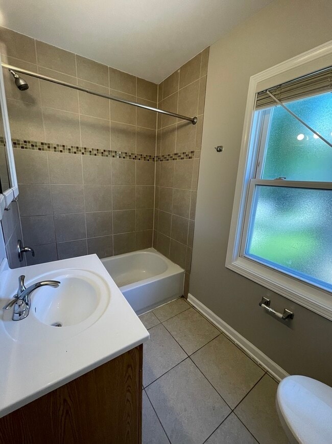 Building Photo - 7415 N Wolcott Ave