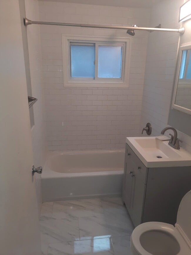 Building Photo - 2431 W Lunt Ave