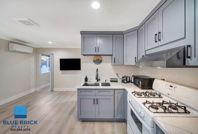 Building Photo - 5843 Vanalden Ave