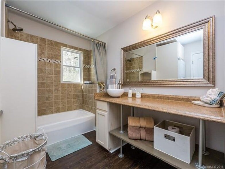 Building Photo - 305 S Spargo St