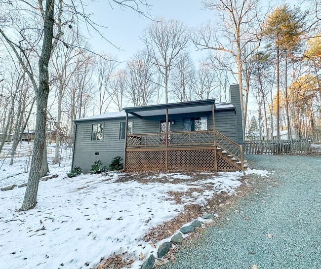 Building Photo - 3 Bedroom/2Bath Ranch inside Lake Monticello Community