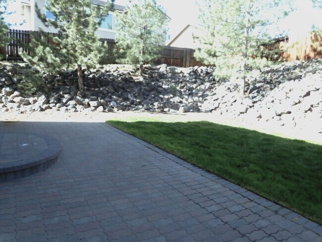 Building Photo - Gorgeous Golden Valley aHome