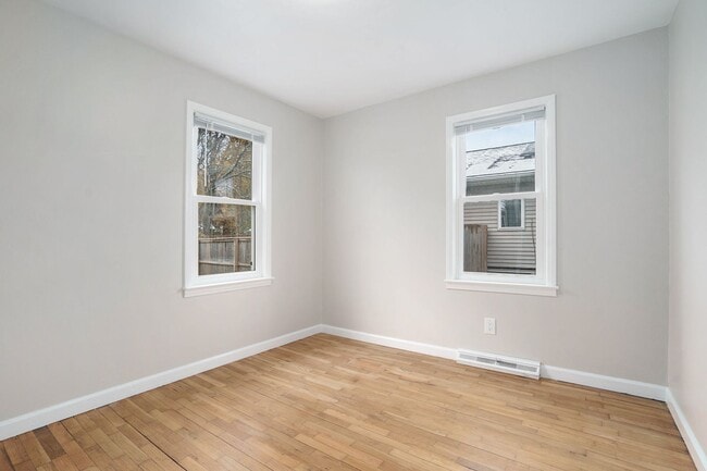 Building Photo - New Remodeled 3bed 1 bath home in Kalamazoo! Ask about our Deposit Free Leasing!!