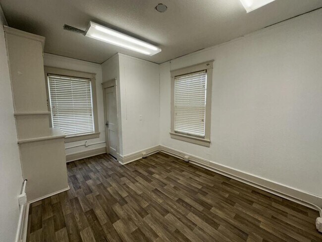 Building Photo - 704 S 26th St