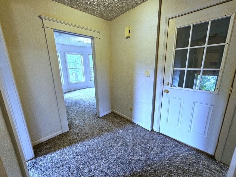 Building Photo - 170 Lathrop Ave