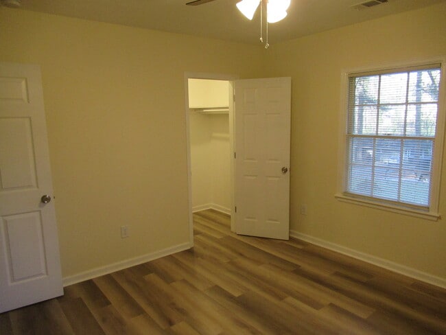 Building Photo - 2032 Rector Dr SW