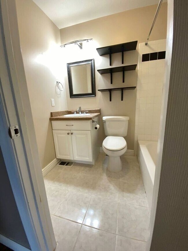 Building Photo - Updated 2 Bd 2 Ba Condo in Sandy