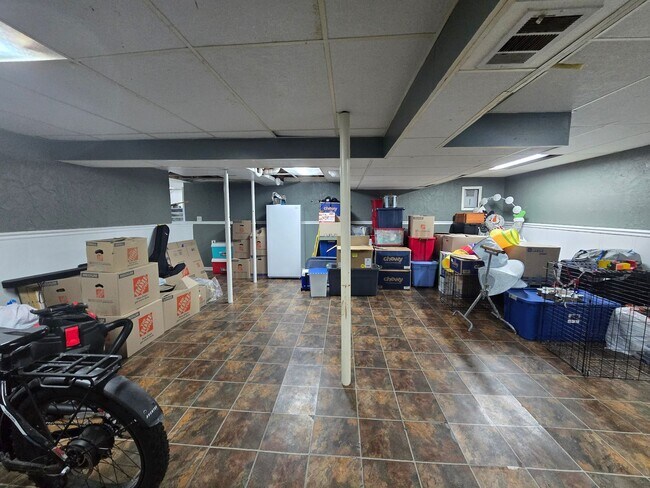 Building Photo - Country Charm Meets City Convenience – You...