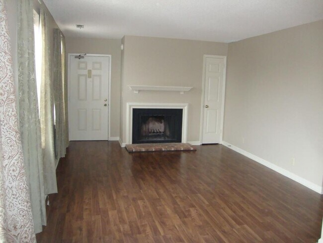 Building Photo - Townhome near I-65/Nashville
