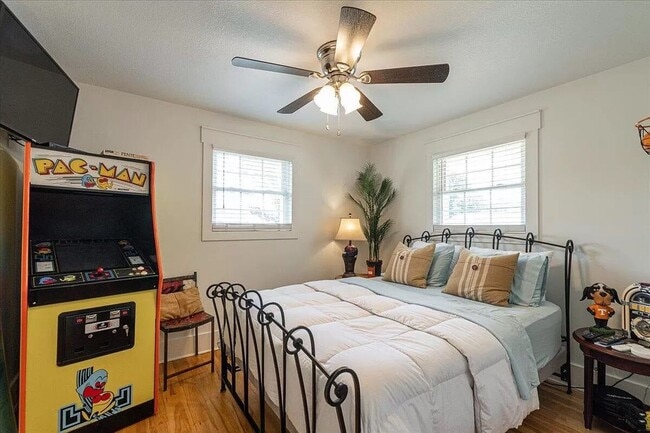 Building Photo - COMPLETELY FURNISHED EXECUTIVE RENTAL- SHOWINGS BY APPOINTMENT ONLY