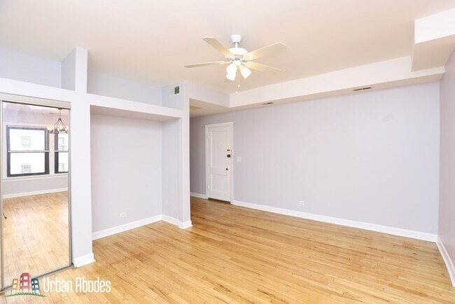 Building Photo - 2407 W Wilson Ave
