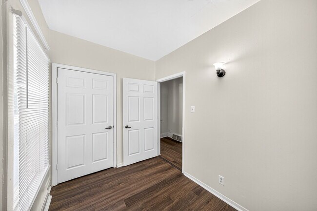 Building Photo - 1225 Miami St