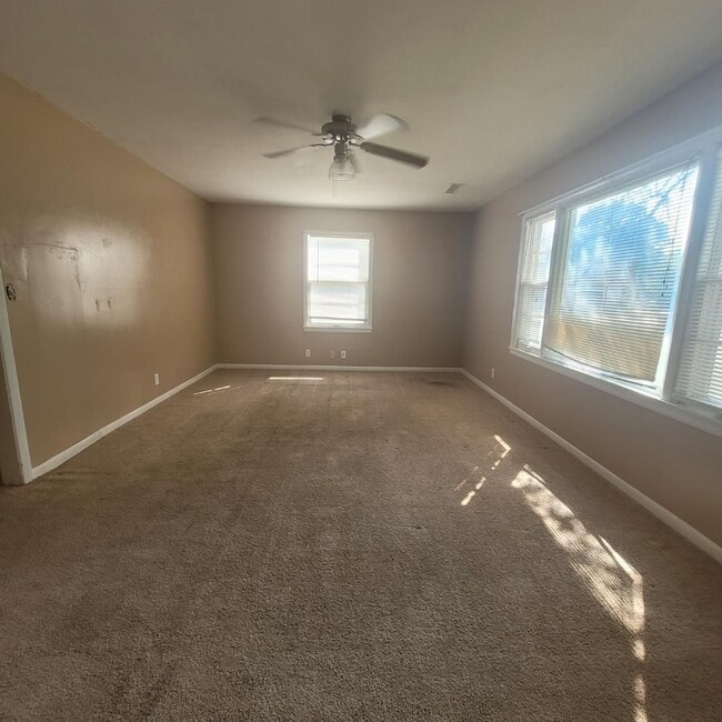 Building Photo - $995 - 3 bed 1 bath - Single Family Home