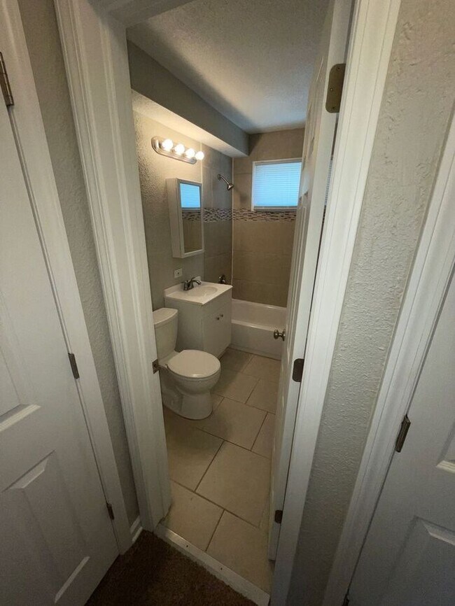 Building Photo - Adorable Updated 1 Bed with 1 Bathroom Rem...