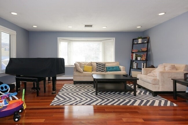 Building Photo - 39 Locust St