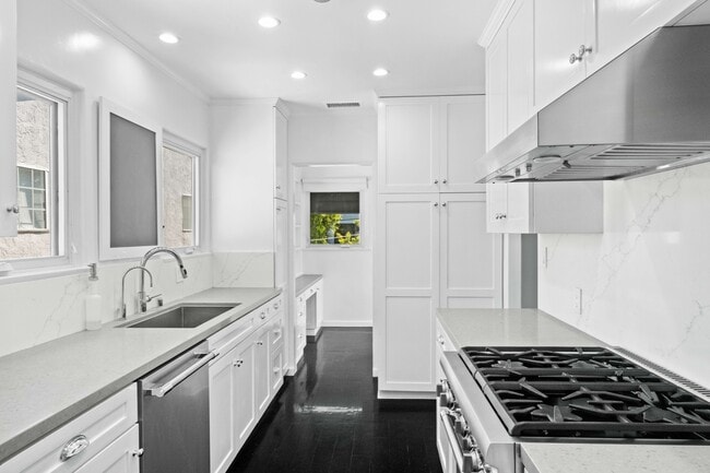Building Photo - 1516 S Crest Dr