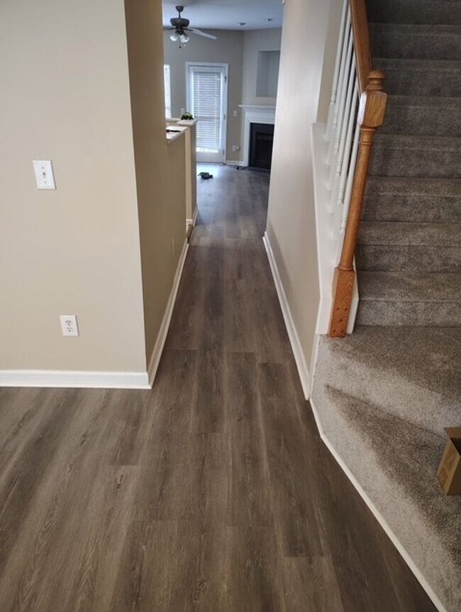 Building Photo - Spacious 4 Bedroom 2.5 Baths-New Carpet and LVP Flooring!