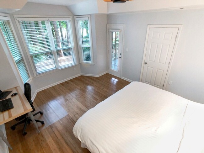 Building Photo - Beautiful Updated 2BR/2BA Condo Near Beltline