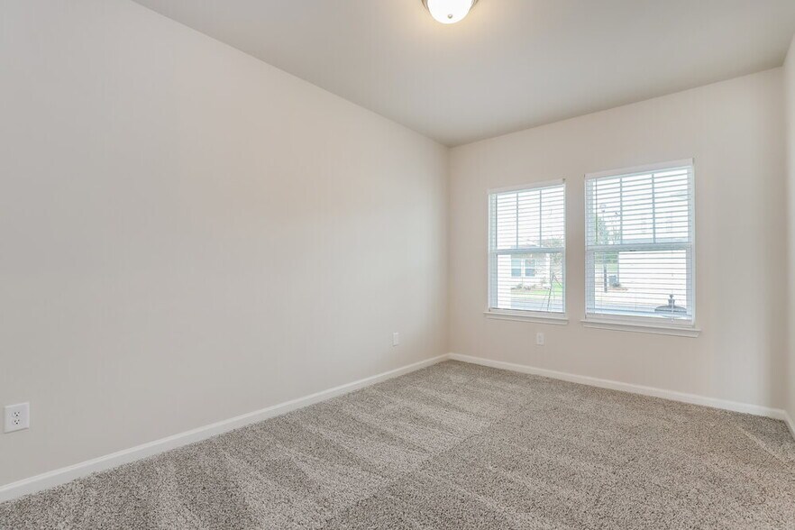 Building Photo - 5922 Green Ash Ct