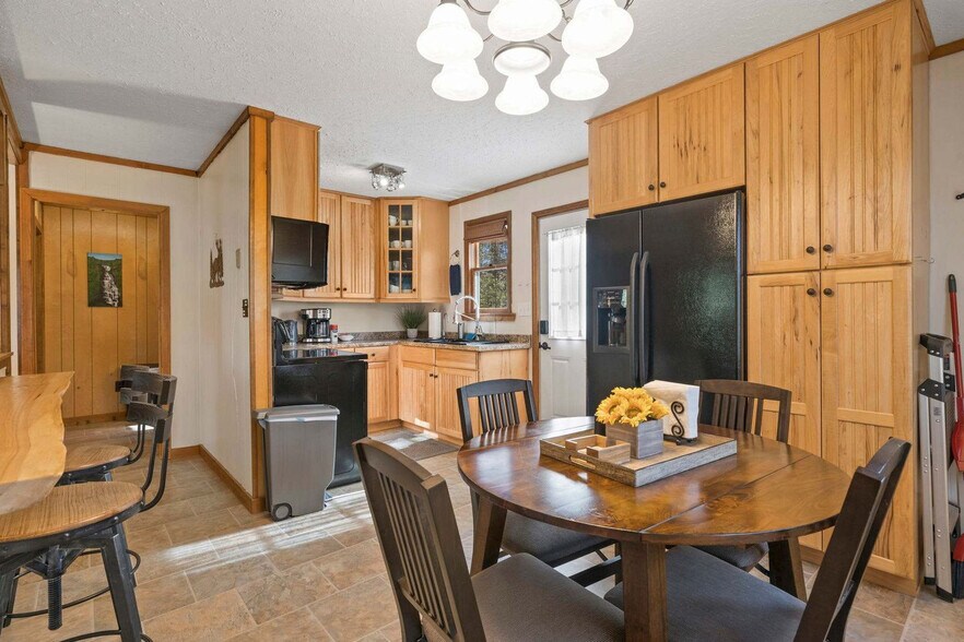 Building Photo - 161 Old Transylvania Turnpike