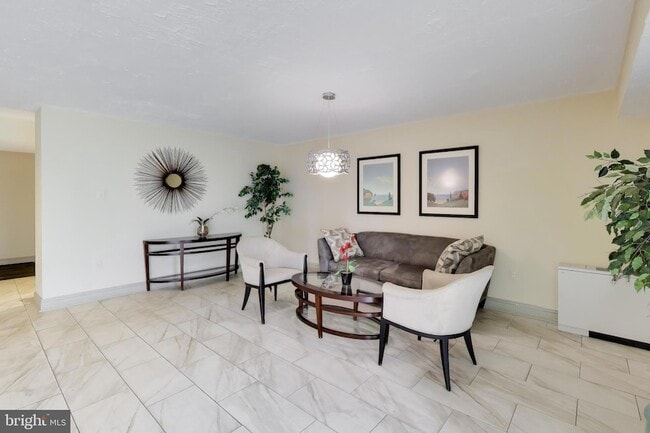 Building Photo - 7420 Lakeview Dr