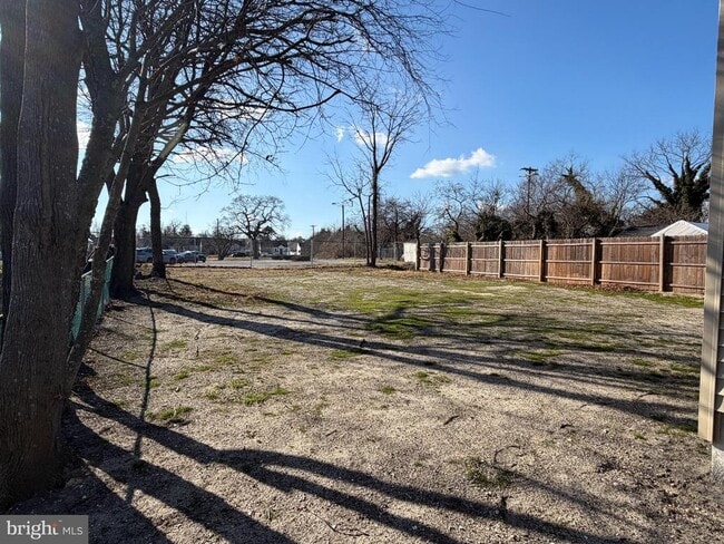 Building Photo - 15 W Floral Ave