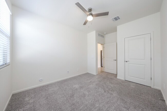 Building Photo - 4882 E Greenway Wash Dr