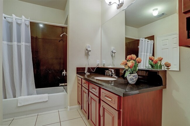 Building Photo - 2078 Laverne St