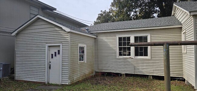 Building Photo - 3Bed/1 Bath House