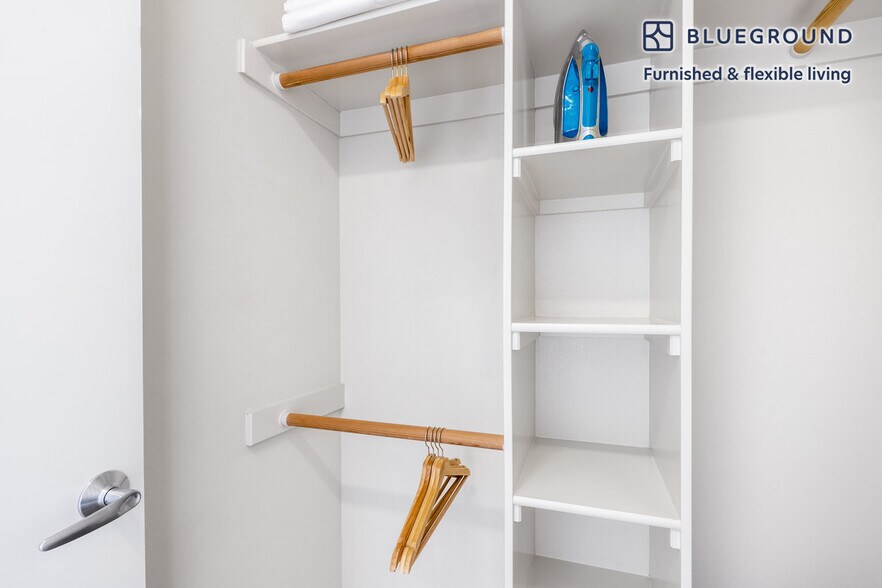 Building Photo - 690 Long Bridge St