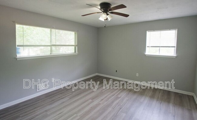 Building Photo - 210 Creekwood Ln