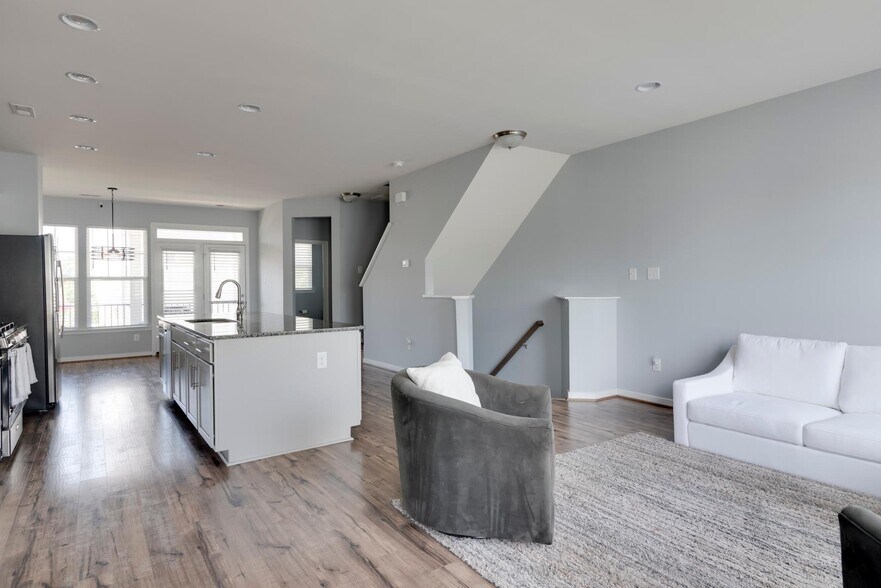 Building Photo - 2272 Perennial Cir