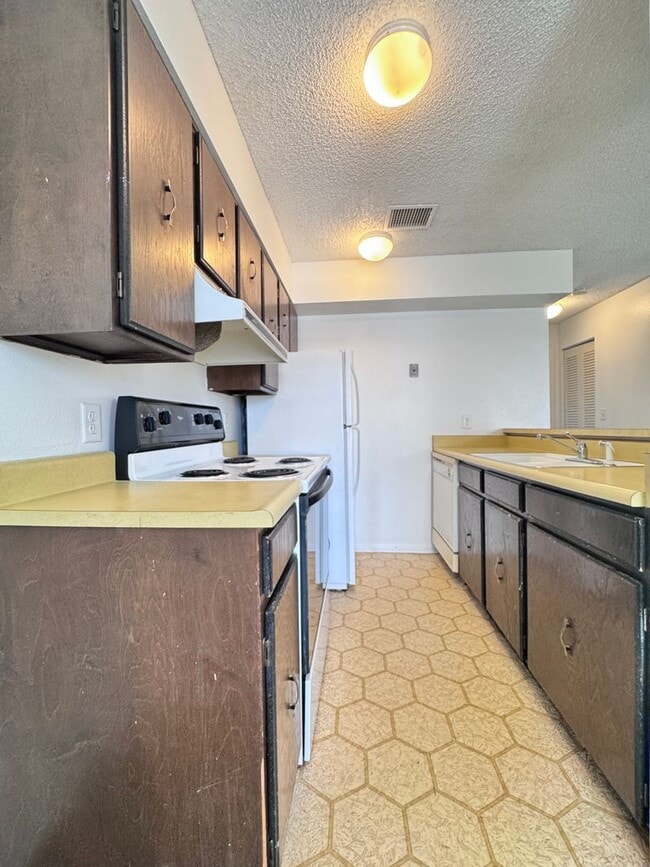 Building Photo - 1705 Heatheridge Rd