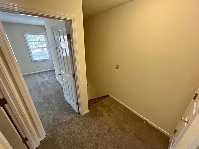 Building Photo - Conveniently Located Townhouse!