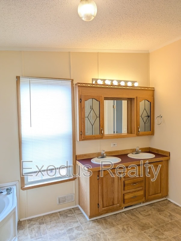 Building Photo - 73 Forest Dr