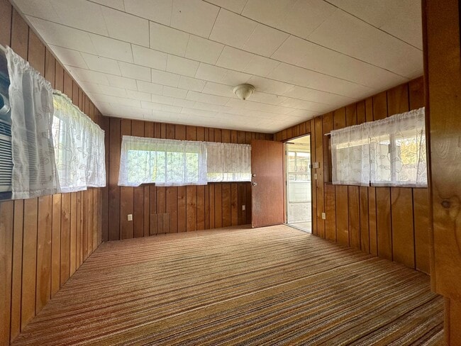 Building Photo - 3 bedroom, single level, 3-car garage spac...