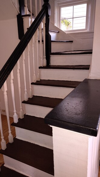 START OF THE VICTORIAN SPIRAL STAIRCASE FIRST FLOOR - 4 Edmarth Pl