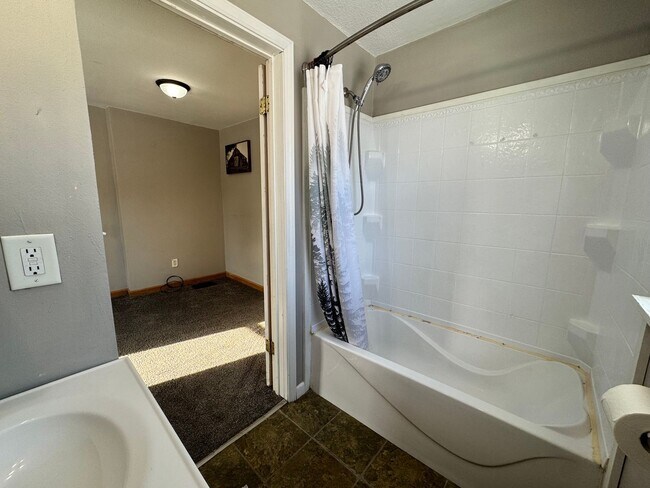 Building Photo - 2 bed, 1 bath home for rent in Waterloo