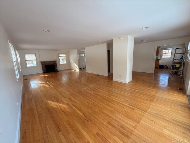 Building Photo - 4 Lloyd Point Dr